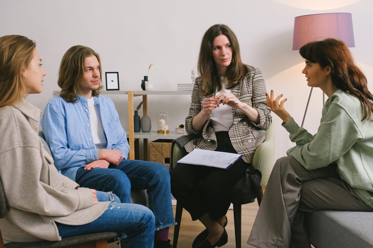 Photo d'une famille en rendez-vous chez la psychologue